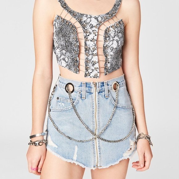 Denim Carmar Skirt Screen-Worn in 'Dare Me' - Picture 3 of 9